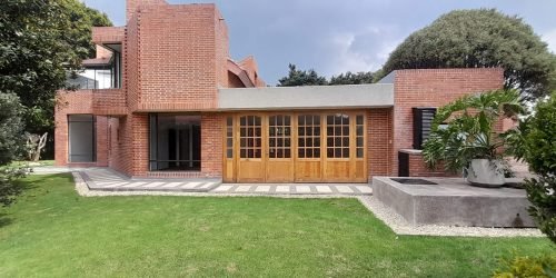 atras casa